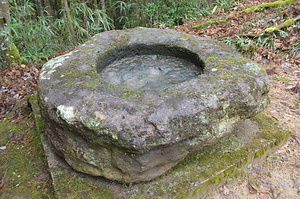 伝小窪廃寺塔心礎石