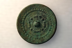 西野山１号墳出土　倣製鳥頭四獣鏡　附　石枕