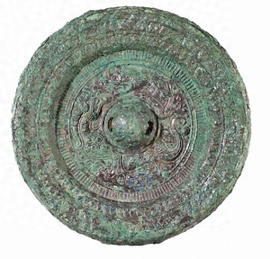 久里双水古墳主体部出土品<br />
一、平縁盤龍鏡<br />
一、碧玉製管玉<br />
一、鉄製刀子