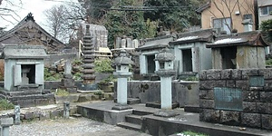 慈雲寺冨田家石廟群 附 燈籠２基