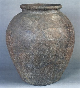 長寿寺備前焼大甕<br />
暦応五年等の銘がある