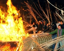 津島神社開扉祭の大松明行事