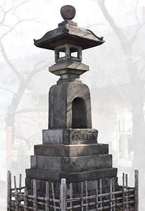 石造墨堤永代常夜燈