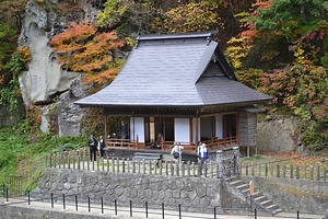 山寺行啓記念殿<br />
　　附　棟札　二枚<br />
　　　　 御簾　二張<br />
　　　　 御簾掛け金　四点<br />
　　　　 卓　一卓<br />
　　　　 椅子　一脚<br />
　　　　 卓掛　一枚<br />
　　　　 青銅花瓶　二点<br />
　　　　 薄盤・華盤　各二点<br />
　　　　 門柱及び門扉　一基<br />
　　　　 石柵　一囲<br />
