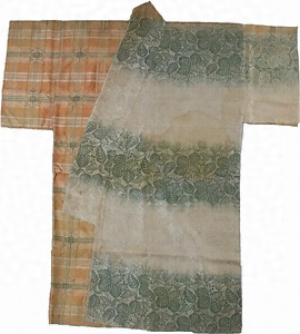 桐唐草格子文様片身替小袖