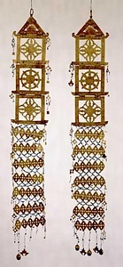 金銅透彫幡　金銅龍頭二頭付<BR/>　附　木箱<BR/>　　　　八幡宮常住、永正十四年丁丑<BR/>　　　　卯月廿日の墨書銘がある