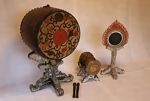 和楽器（鉦鼓　応仁元年銘　１口　附 鉦鼓台　１基、鞨鼓　１張　附 鞨鼓台　１基、太鼓　桴付　１張　附 太鼓台　１基）<br />
