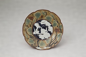 銹瑠璃青磁釉蓮鷺文輪花三足皿