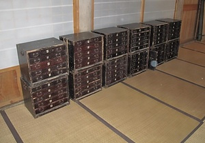 願成寺の黄檗鉄眼版大般若波羅蜜多経および収納木製箪笥<BR/>