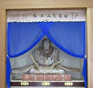 木造日蓮聖人坐像