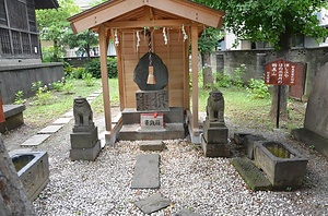 上戸田氷川神社の力石及び旧羽黒山句碑・石造物