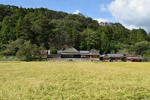 番匠家住宅　主屋・つなぎ・蔵・前栽門及び土塀