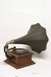 2061 蓄音機
