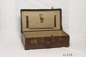 4014 革トランク