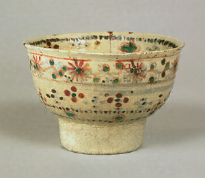 草花文紅安南茶碗