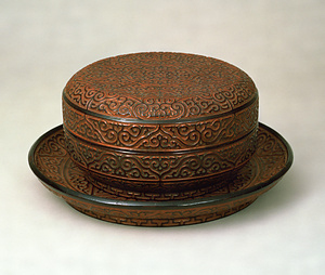 屈輪文堆紫食籠・盆