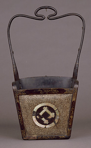 丸に井桁紋螺鈿沈金箙