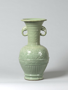 青磁刻花牡丹唐草文象耳大花瓶