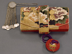 紅呉呂地牡丹文様繍箱迫（銀垂飾つき）