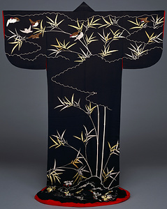 掻取 黒縮緬地竹に雀文様刺繍