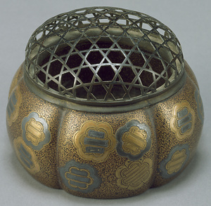 木瓜三引両紋散花蒔絵阿古陀香炉