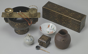 牡丹唐草蒔絵鍍金箱・鉄漿道具類