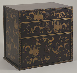 桐唐草蒔絵小箪笥