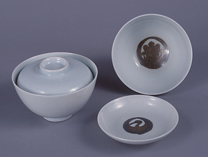 鴻池家伝来永楽関係資料 白磁金彩鶴亀文蓋茶碗