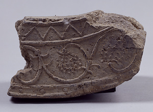 戒那山出土 葡萄唐草文軒平瓦破片