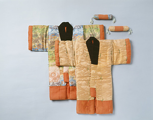 薄紅色綸子地雛夜具（掻巻布団・枕） 松皮菱段替錦雛夜具（掻巻布団・枕）