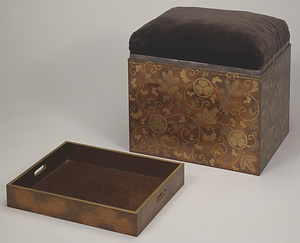 三つ葉葵紋入若松唐草蒔絵倚懸