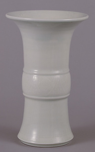 鴻池家伝来永楽関係資料 白磁尊式花瓶