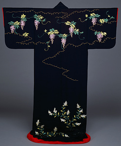 掻取 黒縮緬地藤に空木文様刺繍