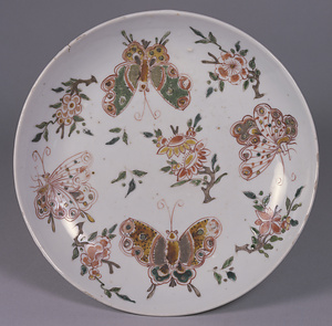 五彩飛蝶折枝文盤（南京赤絵）