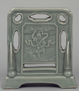 青磁雷神双鳥宝相華文硯屏 伊万里