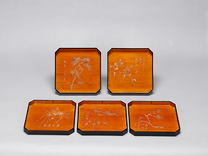 蘭菊梅竹松木彫漆塗折敷