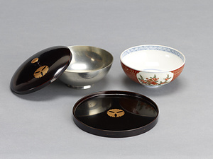 三ツ寄銀杏紋蒔絵婚礼調度（のぶ所用）一括のうち　錫製うがい茶椀　塗蓋および盆付