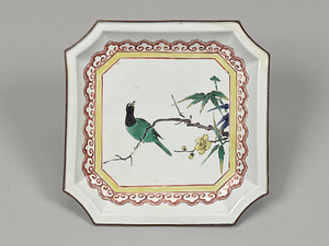 色絵梅花鳥文入隅四方皿
