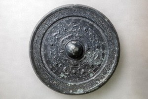 盤龍座浮彫式獣帯鏡