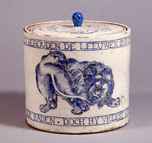 染付洋文字に獅子図水指