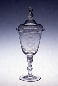 グラヴュール紋章文蓋付ガラス大杯（ポカール）