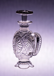 手彫り切子円形パネルに剣菊文手付きガラス水差