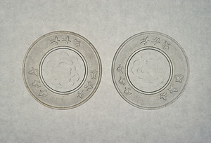 プレス桜に蝶文ガラス小皿　２枚