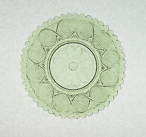 プレス輪結び文緑色ガラス皿　