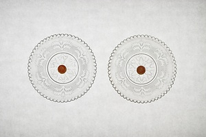 プレスあざみ文ガラス皿　２枚