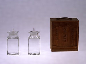 切子角形薬瓶　2個