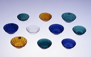 型吹き色替り菊形ガラス小皿