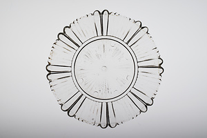 プレス旭光水玉に縦筋八ツ割文襞縁ガラス皿　