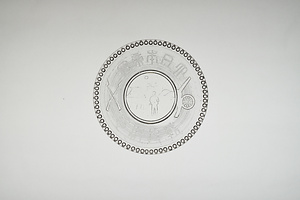 プレス幕営・歩哨に「大日本帝国戦捷記念」字入りガラス皿