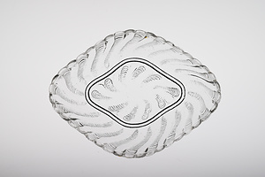 プレス捩じり菊文菱形ガラス皿　　　